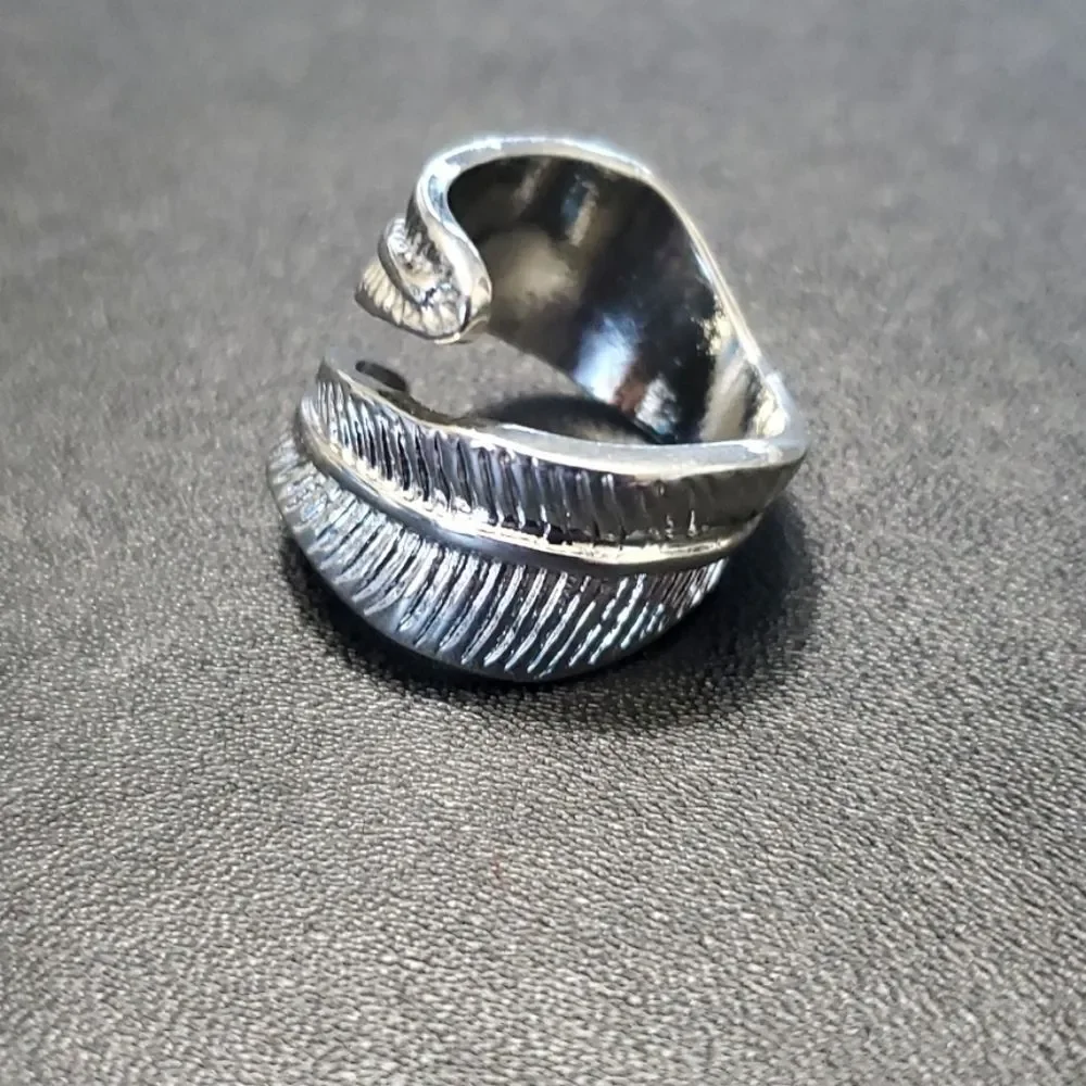 Silver tone textured leaf ring size 7.5